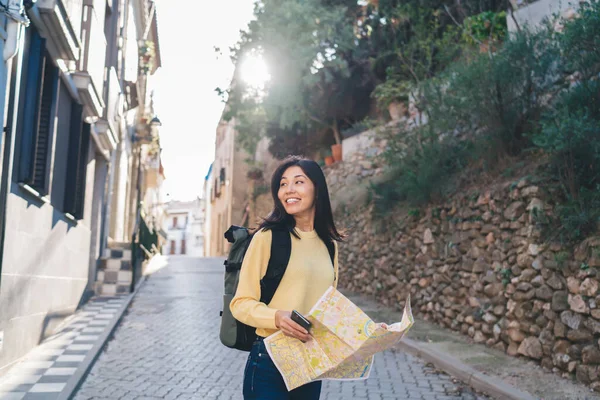Happy Asian Backpacker Mapy Podróży Rozglądając Się Zadowolony Turystycznego Młodzieńczego — Zdjęcie stockowe