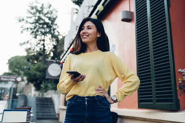 Glad Asiatisk Hipster Flicka Casual Wear Håller Modern Mobiltelefon Gadget — Stockfoto
