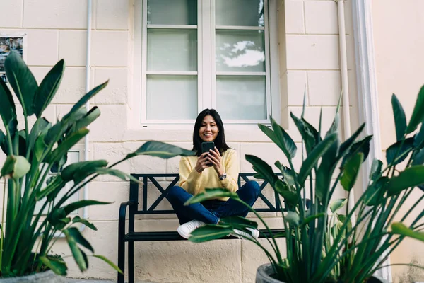 Счастливая Азиатская Блоггер Повседневной Одежде Используя Мобильный Телефон Устройство Онлайн — стоковое фото