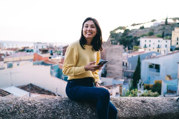 Happy Asian Brunetka Kobieta Casual Ubrania Zęba Uśmiech Siedzi Kamiennym — Zdjęcie stockowe