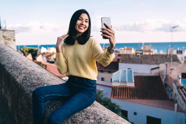 Glad Asiatisk Resenär Klicka Selfie Bilder Med Utsikt Över Landskapet — Stockfoto