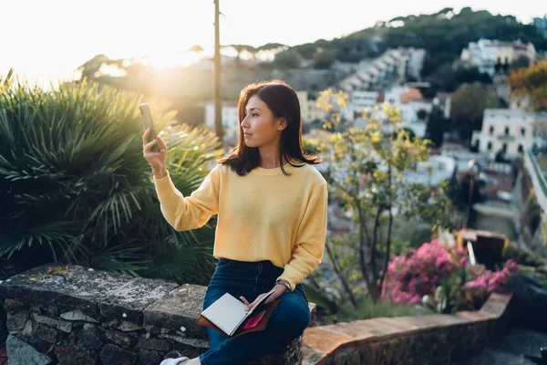 Asiatisk Hipster Flicka Med Utbildning Lärobok Med Hjälp Mobilkamera För — Stockfoto