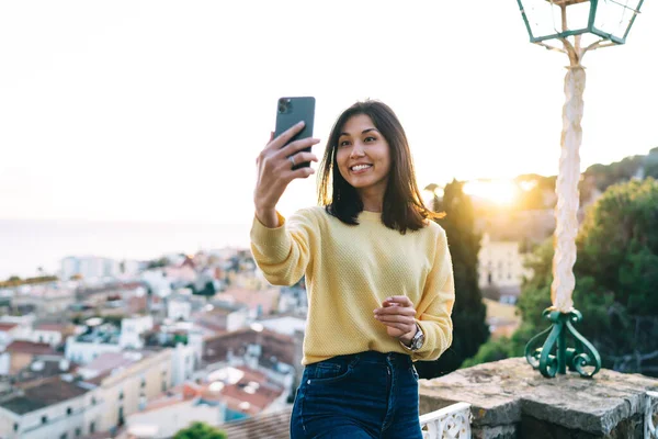 Vrolijke Jonge Aziatische Vrouw Casual Kleding Met Boek Glimlachen Het — Stockfoto