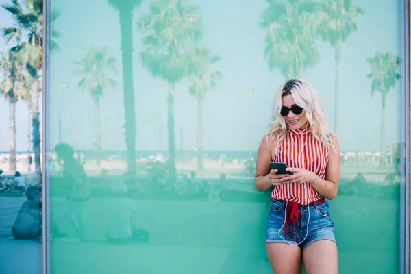 Menina Hipster Despreocupado Usando Dispositivo Celular Para Mensagens Line Redes — Fotografia de Stock