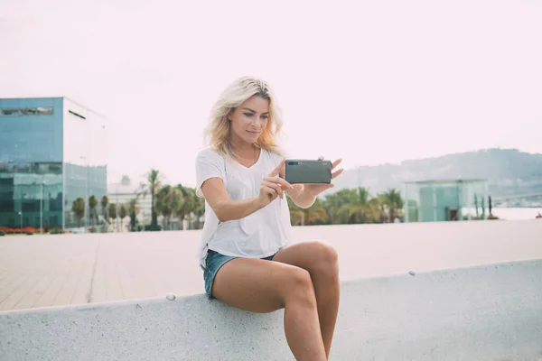 Chica Hipster Millennial Con Peinado Rubio Usando Cámara Del Teléfono — Foto de Stock