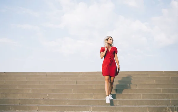 Tendance Habillée Touriste Caucasienne Robe Soleil Rouge Élégant Descendant Sur — Photo