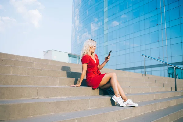 Καυκάσιος Hipster Κορίτσι Μοντέρνο Κόκκινο Sundress Στηρίζεται Αστικές Σκάλες Χρησιμοποιώντας — Φωτογραφία Αρχείου