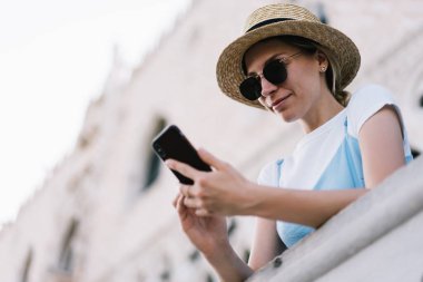Avrupa 'da tatil boyunca tarihi kenti keşfetmek için seyrüsefer rehberi uygulaması kuran Kafkasyalı turist, cep telefonuyla içerik yayını yaratan çekici milenyum gezgini