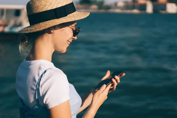 Turista Mujer Caucásica Creando Publicación Contenido Sobre Viaje Solitario Ciudad — Foto de Stock