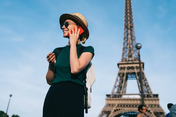 Lachende Vrouwelijke Toerist Trendy Kleding Genieten Van Mobiele Telefoon Gesprek — Stockfoto