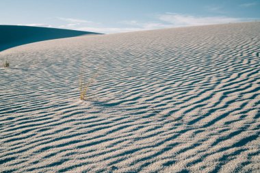 Beyaz Kumlar Ulusal Parkı 'nın kuru kumlu sahillerinden güneşli bir günde mavi bulutlu gökyüzüne karşı