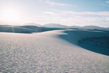 Beyaz Kumlar Ulusal Parkı 'nda güneşli bir günde kumlu mavi gökyüzüne karşı çöl manzarası inanılmaz.