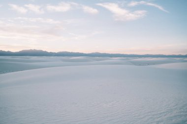 New Mexico eyaletindeki White Sands Ulusal Parkı 'nın soluk beyaz kumullarının gökyüzü ve manzarası.