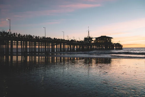 Picturesque View Sunset Santa Monica Pier California People Silhouettes Reflection — Stock Photo, Image