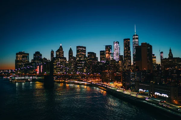 深夜时分 纽约的摩天大楼闪烁着光芒 哈德逊河上的桥上闪烁着明亮的城市灯光 — 图库照片