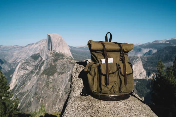 Amazing View Backpack Traveling Placed Rocky Cliff Mountain Yosemite National — Stock Photo, Image
