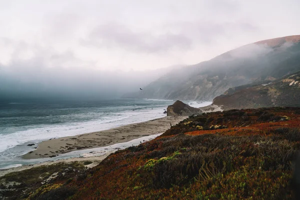 Wonderful Scenery Rough Rocky Dry Coastline Sand Waving Sea Foggy — Stock Photo, Image