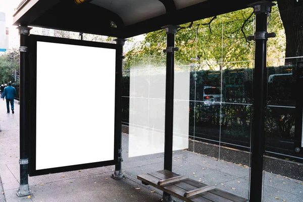 芝加哥市柏油路附近大街上的现代公交车站上 白色广告横幅的大屏幕 — 图库照片