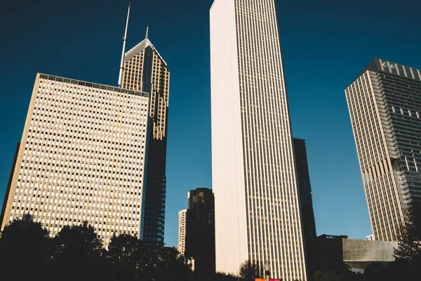 高现代摩天大楼的低角 小窗户位于芝加哥城市街道上 白天与蓝天相映成趣 — 图库照片