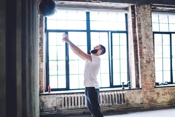 Sidovy Stilig Skäggig Man Sportkläder Spelar Basket Och Hoppar Med — Stockfoto