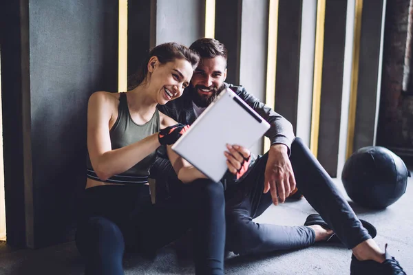 Jovem Casal Caucasiano Positivo Apaixonado Assistindo Vídeos Tablet Juntos Descansando — Fotografia de Stock