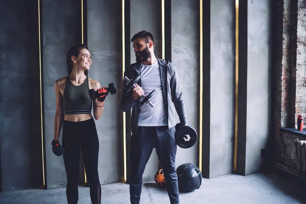 Mujer Deportista Delgada Entrenador Barbudo Ropa Deportiva Pie Cerca Pared —  Fotos de Stock