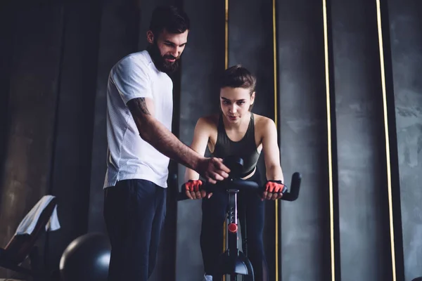 Jovem Magro Feminino Exercitando Máquina Ciclismo Com Cabelo Escuro Barbudo — Fotografia de Stock