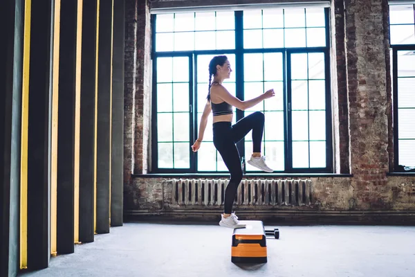 Nce Beyaz Bir Kadının Kardiyo Isınması Için Bacaklarını Kaldırması Egzersiz — Stok fotoğraf