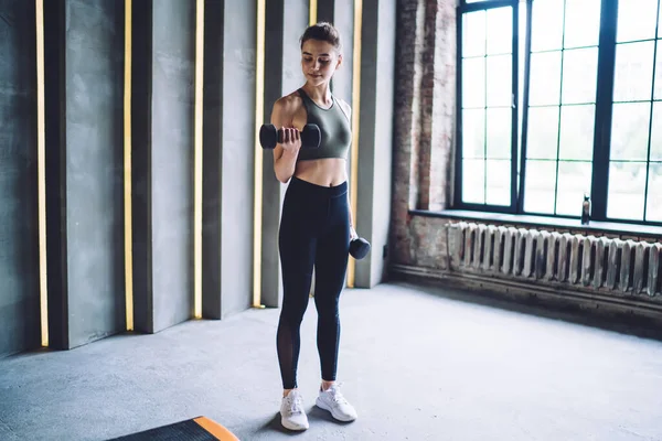 Donna Caucasica Determinata Abbigliamento Attivo Piedi Palestra Che Lavora Sui — Foto Stock