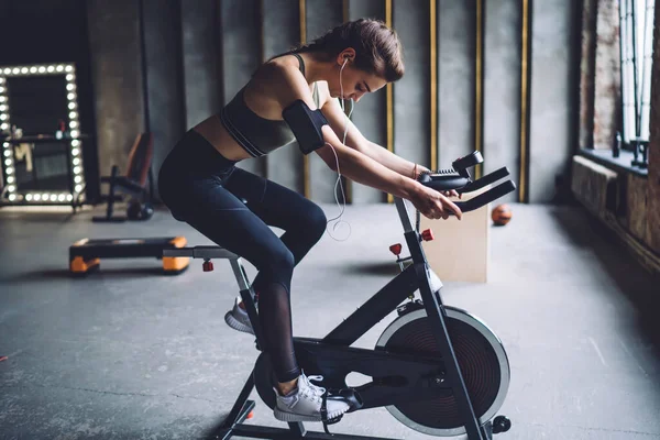 Geconcentreerde Pasvorm Vrouw Sportkleding Met Donker Gevlochten Haar Branden Calorieën — Stockfoto