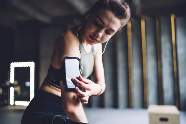 Atleta Femenina Delgada Ropa Deportiva Pie Gimnasio Teléfono Inteligente Navegación — Foto de Stock