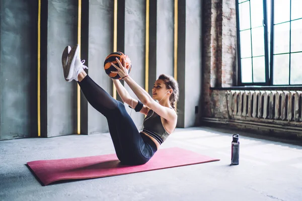 Corpo Inteiro Mulher Focada Sportswear Sentado Tapete Fazendo Exercício Com — Fotografia de Stock