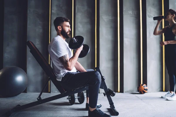 Zijaanzicht Van Een Bebaarde Mannelijke Atleet Sportkleding Zittend Een Trainingsbank — Stockfoto