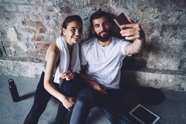 Haut Jeune Homme Barbu Utilisant Smartphone Prenant Selfie Avec Une — Photo