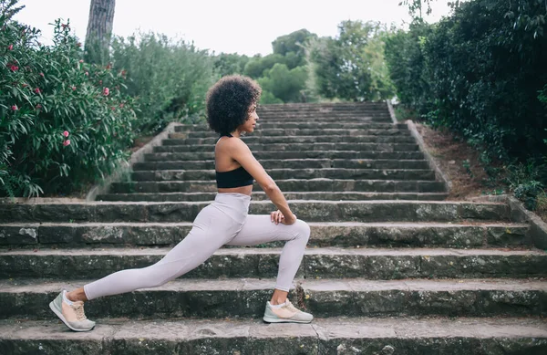 Seitenansicht Einer Flexiblen Jungen Ethnischen Frau Sportbekleidung Und Turnschuhen Die — Stockfoto