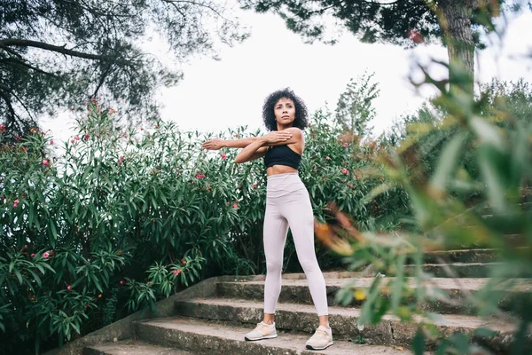 Mujer Étnica Joven Concentrada Con Pelo Rizado Ropa Deportiva Pie — Foto de Stock