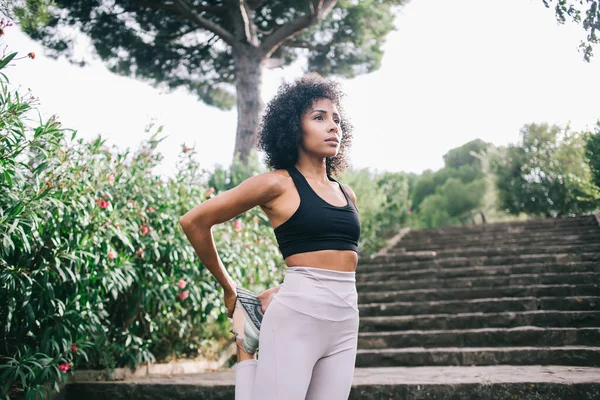 Wanita Muda Yang Penuh Perhatian Dengan Pakaian Olahraga Berdiri Tangga — Stok Foto