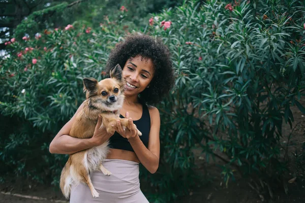 Fröhliche Junge Afroamerikanerin Mit Lockigem Haar Sportoutfit Umarmt Entzückende Kleine — Stockfoto