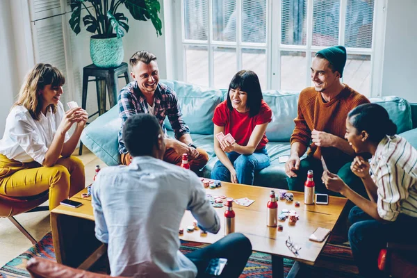 Alegre Multicultural Hipster Caras Divertindo Sentado Mesa Poker Com Bebidas — Fotografia de Stock