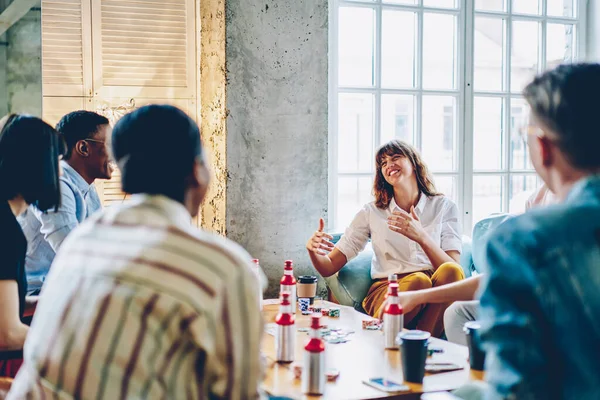 Hipster Vrienden Spelen Kaarten Zitten Aan Tafel Verzamelen Modern Huis — Stockfoto