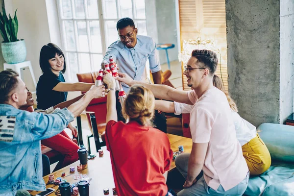 Pessoas Multiculturais Felizes Vestidas Com Roupas Casuais Clicando Com Bebidas — Fotografia de Stock