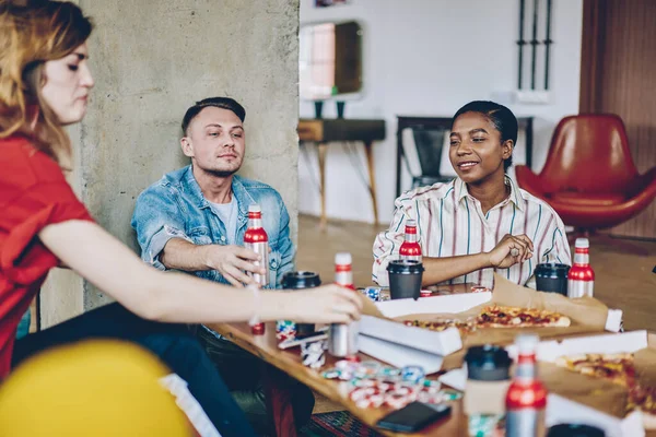 Hipster Přátelé Sedí Stolu Dodanou Pizzu Alkoholické Nápoje Diskutovat Deskové — Stock fotografie