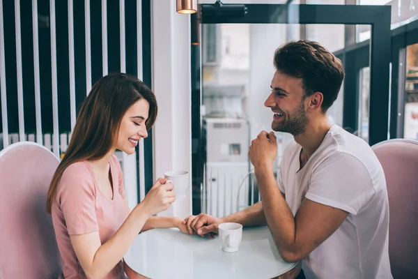 Vista Lateral Atractiva Pareja Afectuosa Gentil Amor Tomados Mano Mientras — Foto de Stock