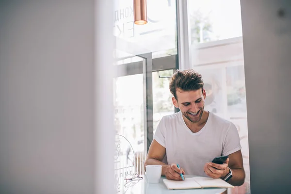 Mann Elev Chatter Smarttelefon Med Venner Ler Når Han Sitter – stockfoto