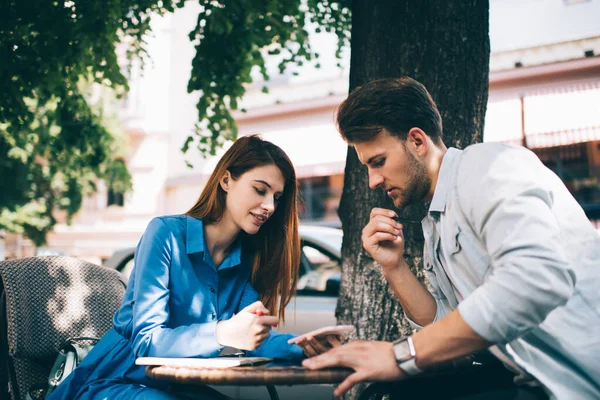 Por Favor Sorrindo Feminino Usando Telefone Para Trabalho Compartilhar Informações — Fotografia de Stock