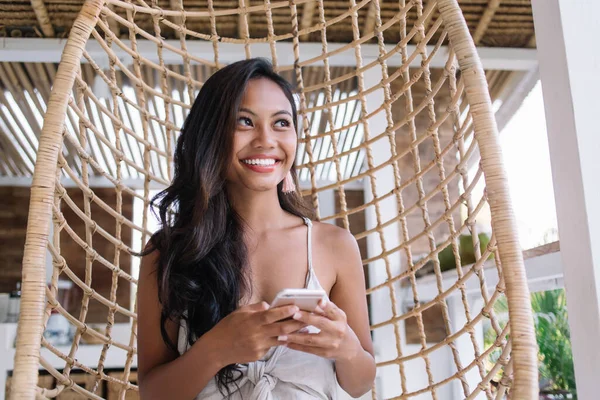 Baixo Fêmea Étnica Alegre Roupas Casuais Sorrindo Navegando Smartphone Enquanto — Fotografia de Stock