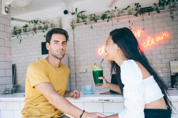 Positivo Jovem Casal Diversificado Roupas Verão Sorrindo Mãos Dadas Enquanto — Fotografia de Stock