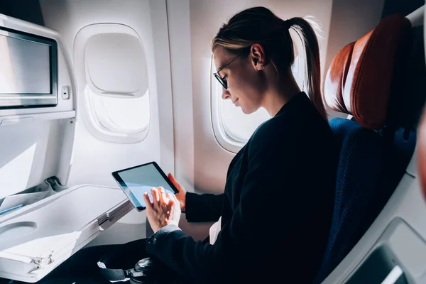 Pasajera Caucásica Leyendo Ebook Durante Vuelo Internacional Clase Ejecutiva Jetliner — Foto de Stock