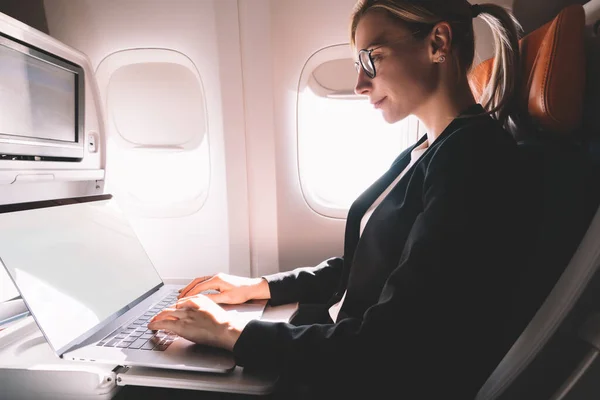 Vista Laterale Della Donna Affari Concentrata Coltura Abito Elegante Seduto — Foto Stock