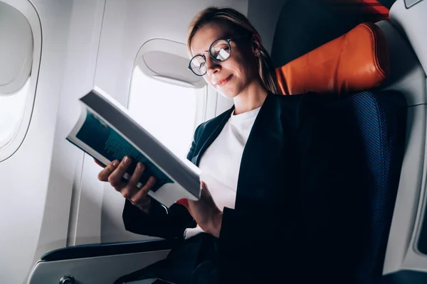 Mujer Negocios Joven Caucásica Gafas Para Proporcionar Corrección Visión Lectura — Foto de Stock